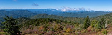 Appalachian Dağlarında sonbahar Blue Ridge Parkway boyunca görüldü.