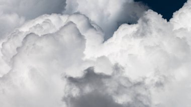 Dağlık Kümülüs Bulutları Yaz Gökyüzünde Kaynıyor