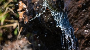 Gümüş Su Akıntısı Bir Kayadan dökülüyor