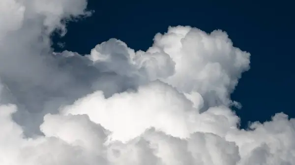 Nubes Montañosas Cúmulos Hirviendo Cielo Verano —  Fotos de Stock