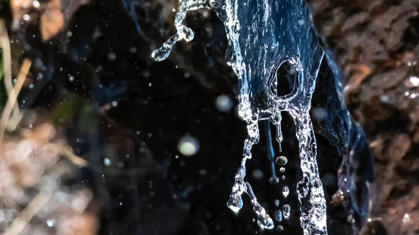 Silberner Wasserstrom Der Von Einem Felsen Strömt — Stockfoto