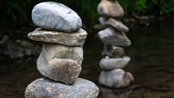 Ruwe Steen Cairns Staan Trots Ondiepe Kreek Water — Stockfoto