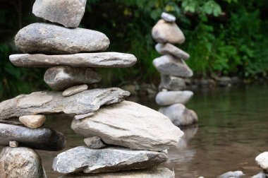 Pürüzlü Taş Cairns Shallow Creek Suyu 'nda gururla duruyor