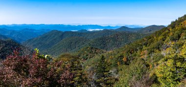 Appalachian Dağlarında sonbahar Blue Ridge Parkway boyunca görüldü.