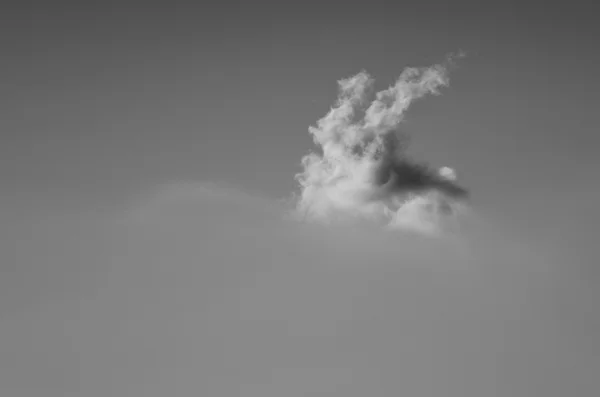 雲の孤独な小さなパフ — ストック写真