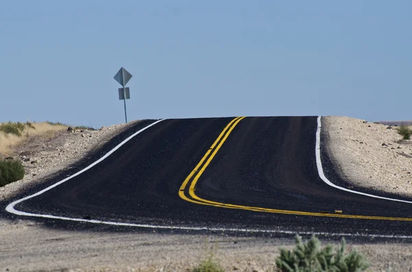 Nowe blacktop na pustyni — Zdjęcie stockowe