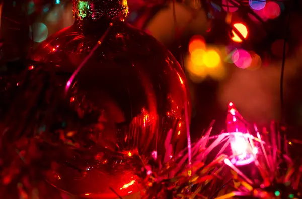 Ornamento de Natal pendurado em uma árvore de Natal — Fotografia de Stock