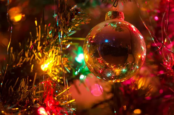 Adorno de Navidad colgado en un árbol de Navidad —  Fotos de Stock