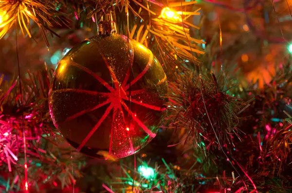圣诞节装饰品挂在一棵圣诞树 — 图库照片