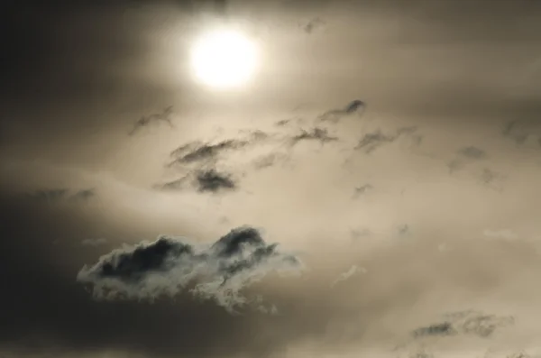 Soffi solitari di nube galleggianti passato il sole al tramonto — Foto Stock