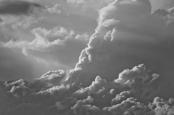 Nuvole di tempesta montagnosa Edificio nel cielo occidentale — Foto Stock