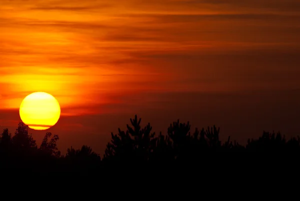 煙のような西の空に沈む夕日 — ストック写真