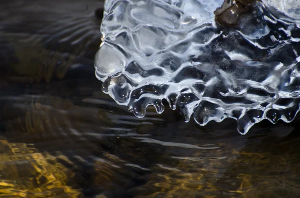 Abstrato da natureza - Gelo e água — Fotografia de Stock