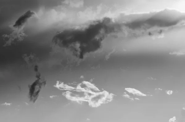 Colección de pequeñas nubes hinchadas pasando por — Foto de Stock