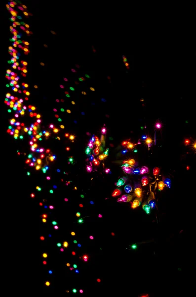 Luzes de Natal coloridas brilhando nas trevas — Fotografia de Stock