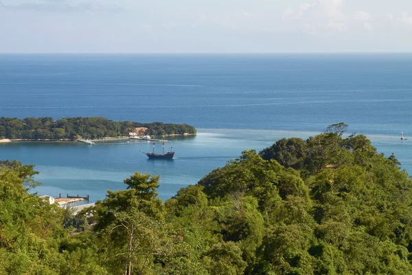 Baía e laguna com um barco em Roatan em Hondur — Fotografia de Stock