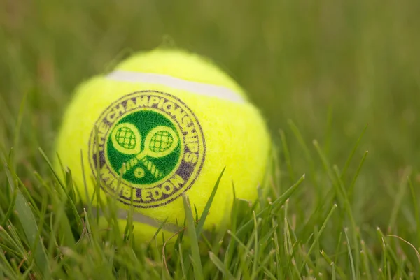 Officiële tennisbal voor kampplaats toernooi op Wimbledon, Londen, Uk — Stockfoto