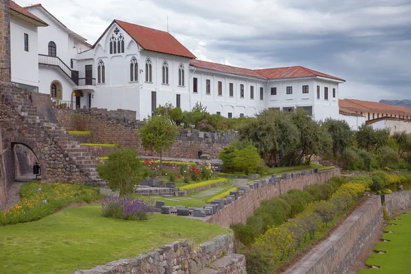 Gärten an der Kirche von Santo Domingo und Qurikancha in Cuzco — Stockfoto