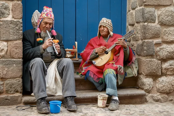 Cuzco, Peru, November 26, 2011: Két perui vak férfi játszik a fuvola és mandolin az utcán, Cusco, Peru hagyományos ruhák — Stock Fotó