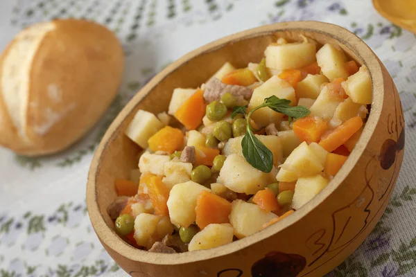 Kippbild der traditionellen peruanischen Mahlzeit Matasquita mit Brot im Hintergrund — Stockfoto