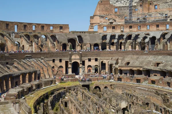 Посещение Колизея или Колизея в Риме — стоковое фото