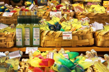 Amalfi İtalya pazarında satılan çeşitli şekillerde Lemoncello