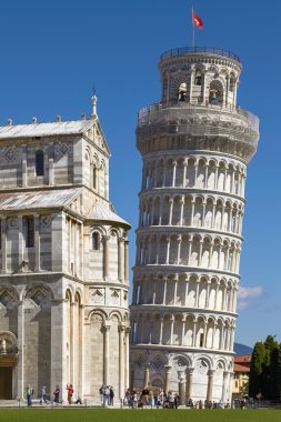 Turistler önünde Leaning Tower of Pisa, Toskana, İtalya güneşli gün zevk