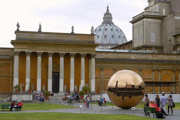 Persone che si rilassano e si godono il parco all'interno del Museo Vaticano — Foto Stock