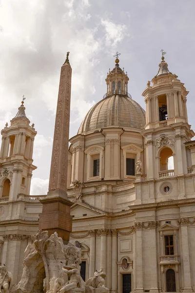 Chiesa di Sant'Agnese ad Agone e Obelisco Egizio in Piazza Navona a Roma — Foto Stock