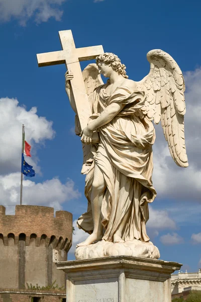 Estatua de Ángel en el Puente de Sant Angelo en Roma Italia con Italiano — Foto de Stock