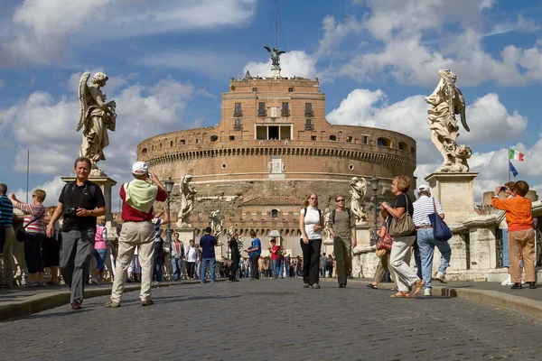 Turister njuter besök av Castel Sant'Angelo i Rom Italien — Stockfoto
