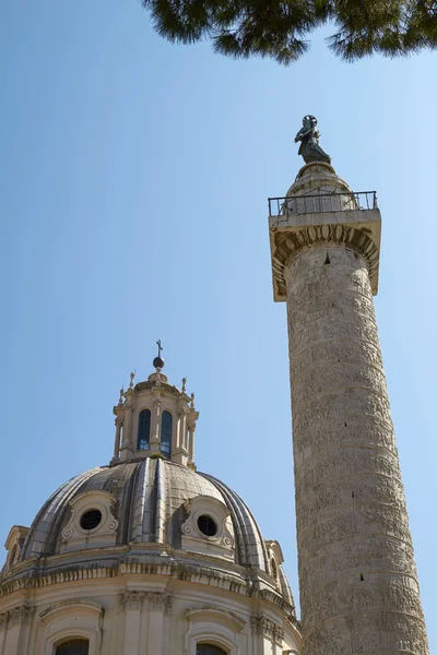 Antigo Monumento e Coluna de Trajano nos Fóruns Imperiais de Roma — Fotografia de Stock