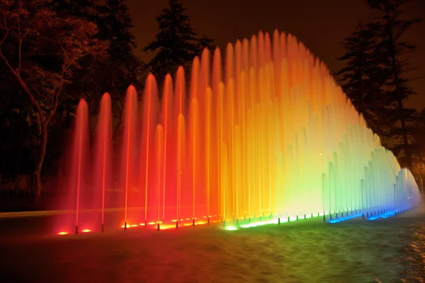 Güzel renkli çeşme gece Park rezerv, Lima, Peru
