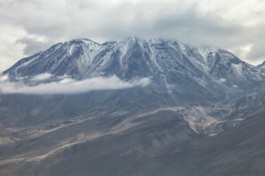 Volkan Chachani yakınındaki P Arequipa şehir görünümünü kapat