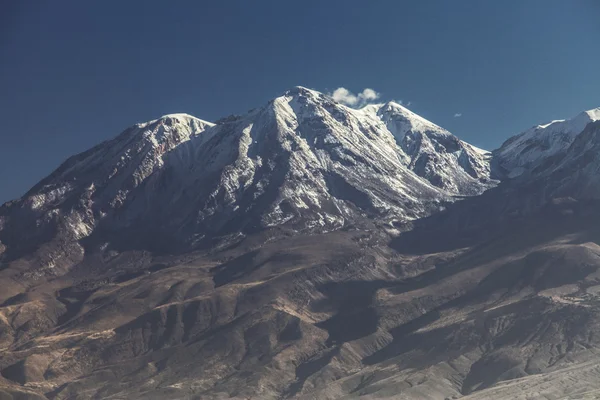 Vista de perto do vulcão Chachani, perto da cidade de Arequipa, no Peru — Fotografia de Stock
