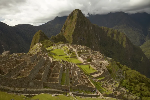 Ludzie odwiedzić Incan zaginionego miasta Machu Picchu w pobliżu Cuzco, w Peru — Zdjęcie stockowe