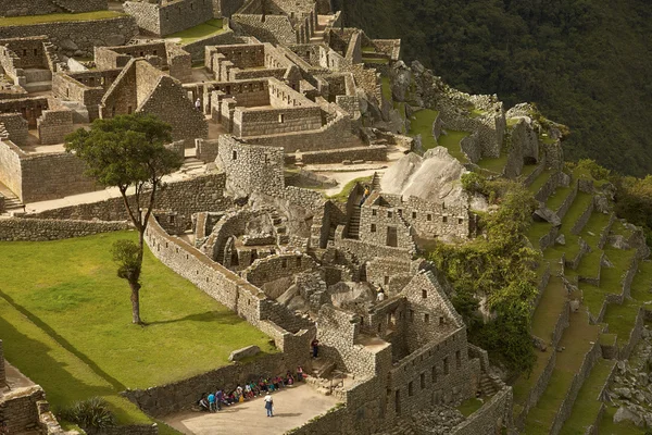 Emberek látogató elveszett inka város a Machu Picchu közelében Cuzco, Peru — Stock Fotó
