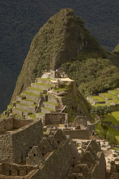 Emberek látogató elveszett inka város a Machu Picchu közelében Cuzco, Peru — Stock Fotó