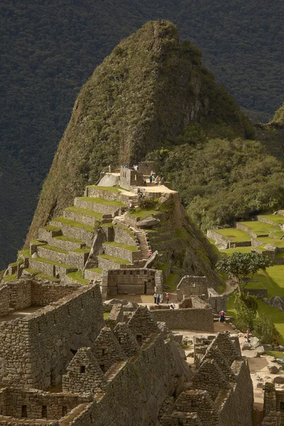 Personas que visitan la Ciudad Inca Perdida de Machu Picchu cerca de Cusco en Perú — Foto de Stock
