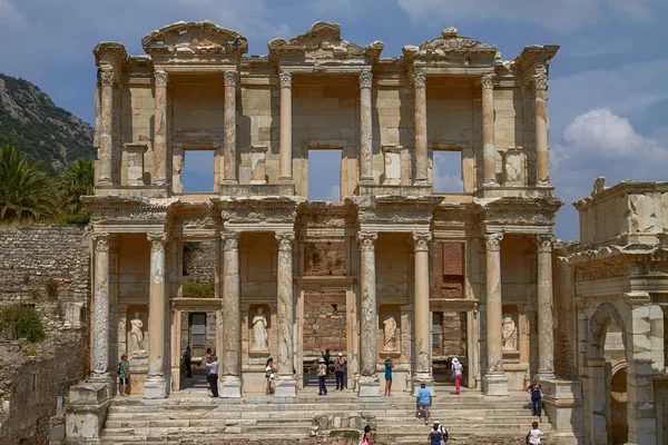 Люди, посещающие и наслаждающиеся Библиотекой Древнего Цельсия в Эфесе — стоковое фото