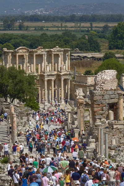Persone che visitano e godono dell'antica biblioteca Celsius a Efeso — Foto Stock