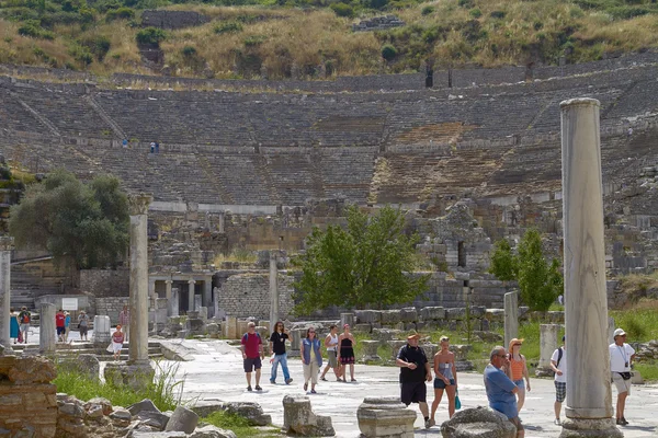 Personas que visitan y disfrutan de ruinas antiguas en Éfeso Turquía —  Fotos de Stock