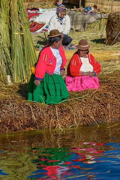 Családi élet, a Titicaca-tó, Pe Uros úszó szigetek — Stock Fotó