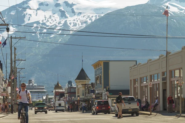 Principal distrito comercial na pequena cidade de Skagway, no Alasca — Fotografia de Stock