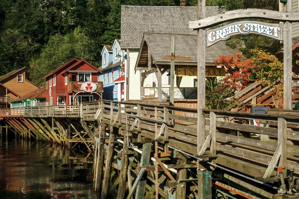 La famosa calle histórica Creek Street en Ketchikan Alaska — Foto de Stock