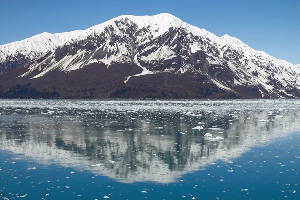 Reflexion des Berges in der Nähe des Hubbardgletschers in Alaska — Stockfoto