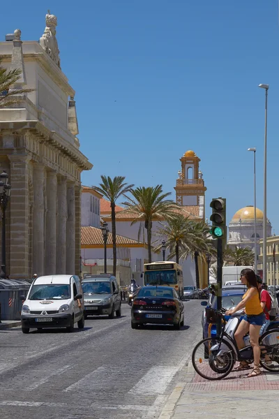 Gente en bicicleta esperando cruzar la carretera en Cádiz, España — Foto de Stock