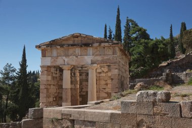 Yunanistan 'ın Delphi kentindeki Atinalıların Hazinesi, antik çağlarda antik dünya genelinde önemli kararlara danışılan kahin koltuğu olarak zenginleşen antik tapınak. UNESCO Dünya Mirası.