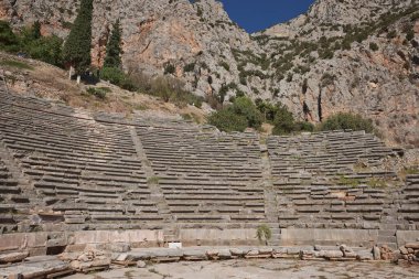Delphi Antik Tiyatrosu 'nun panoramik manzarası, Phocis Yunanistan. 5.000 seyirci kapasiteli tiyatro Apollo 'nun sığınağında yer almaktadır. UNESCO Dünya Mirası.