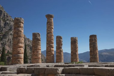 Yunanistan 'daki bir arkeolojik alan olan Delphi' deki Apollo Tapınağı, Parnassus Dağı 'nda. Delphi, Apollo 'ya adanmış tapınaktaki kahin tarafından meşhurdur. UNESCO Dünya Mirası.